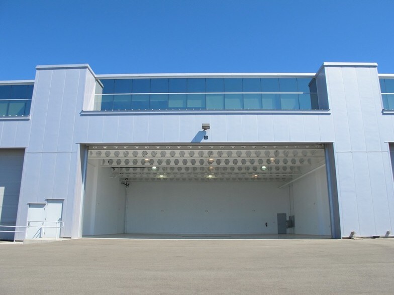 More Photos Of 2100 Palomar Airport Rd, Carlsbad Airplane Hangar For Sale