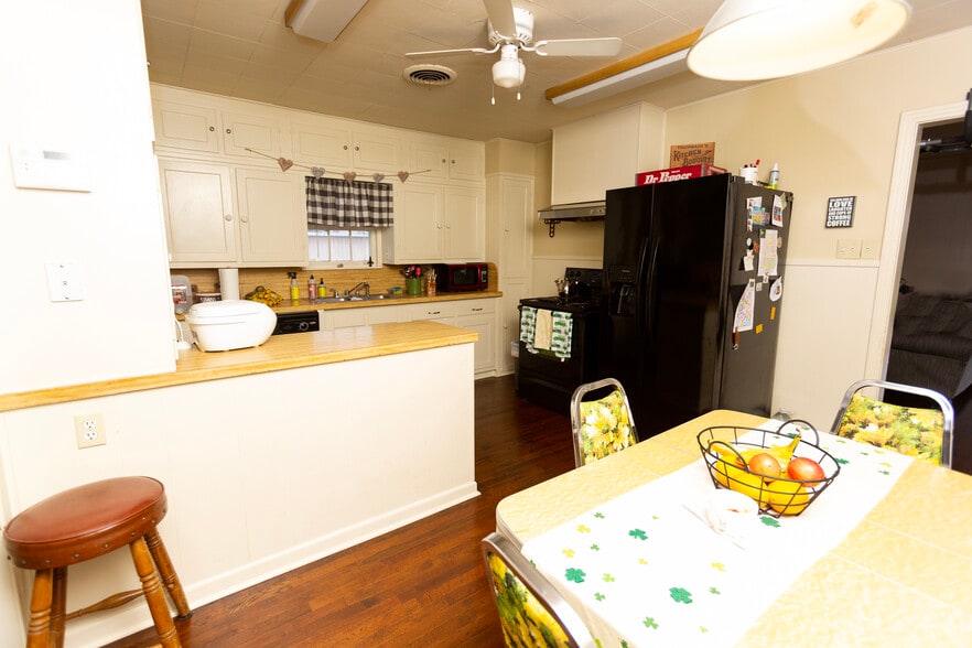 More Photos Of 415 N Main St, Belton General Retail For Sale