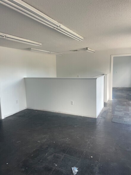 More Photos Of 31-39 Flagship Dr, North Andover Light Distribution For Lease