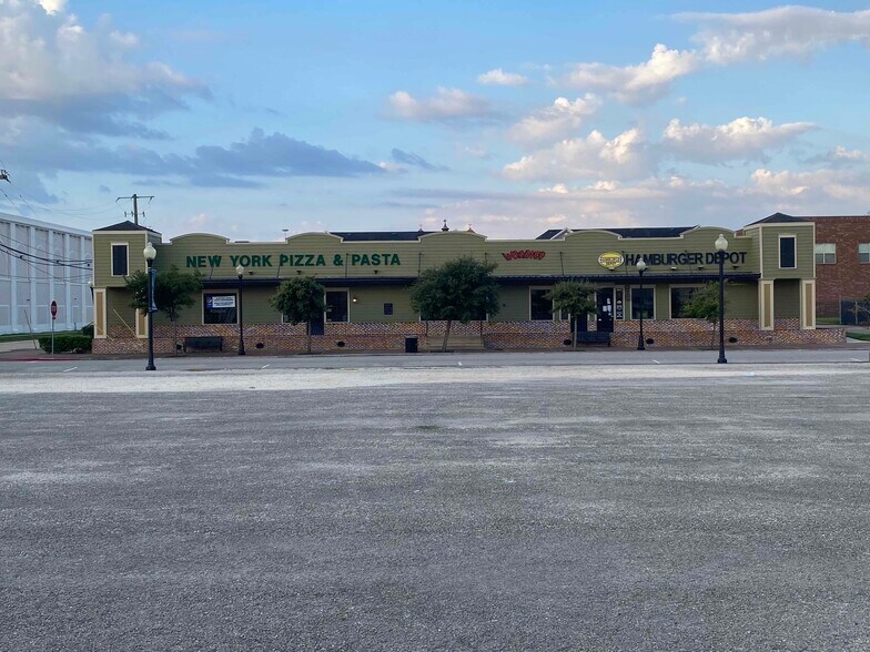 More Photos Of 790 Neches, Beaumont Restaurant For Sale