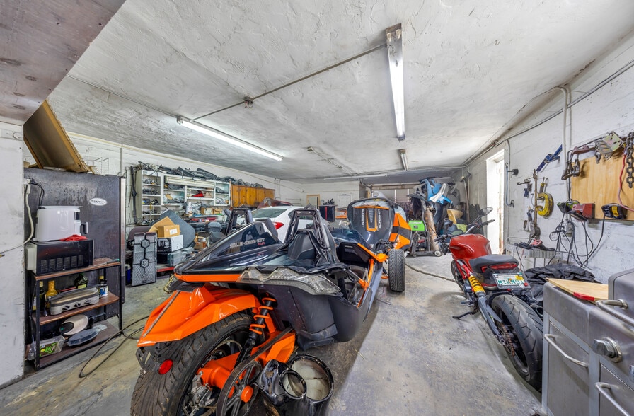 More Photos Of 1040 E 29th St, Hialeah Warehouse For Sale