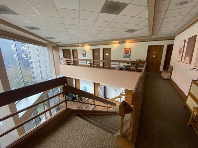 More Photos Of 3301 Burke Ave N, Seattle Office For Lease