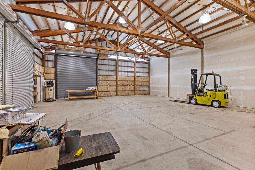 More Photos Of 100 N 7th St, Lakeside Showroom For Sale