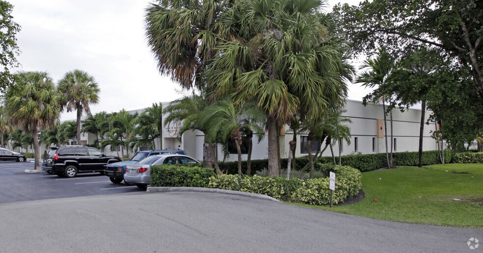 More Photos Of 8111-8119 NW 33rd St, Miami Warehouse For Sale