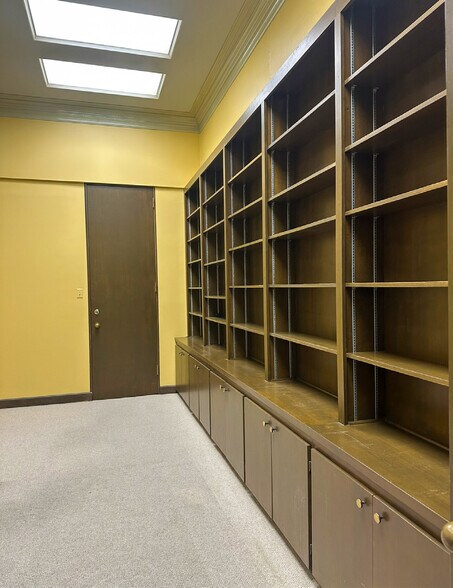 More Photos Of 420 Baltimore Ave, San Antonio Office For Sale