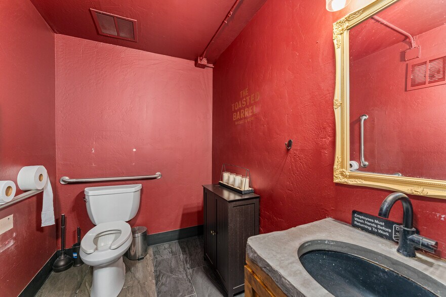 More Photos Of 2039 Redwood Ave, Grants Pass Restaurant For Sale
