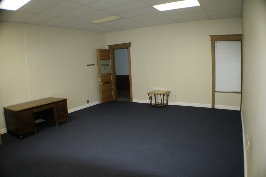 More Photos Of 16-20 W Huron St, Pontiac Office For Lease