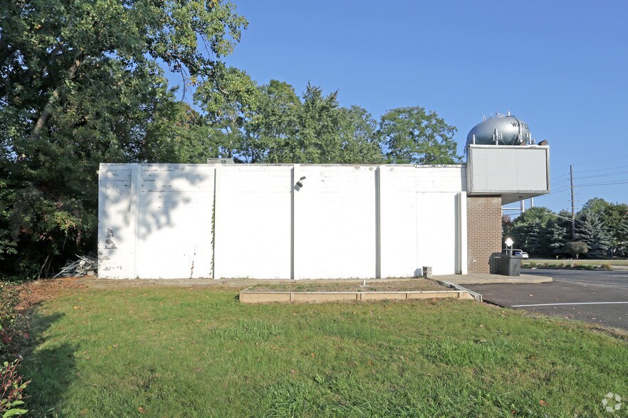 More Photos Of 3243-3265 W Walton Blvd, Waterford Restaurant For Lease