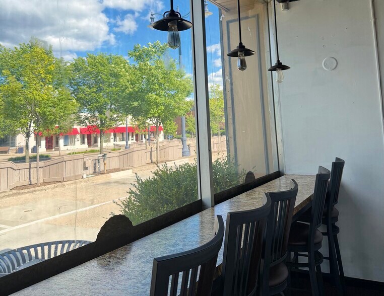 More Photos Of 2515 Far Hills Ave, Oakwood Restaurant For Lease