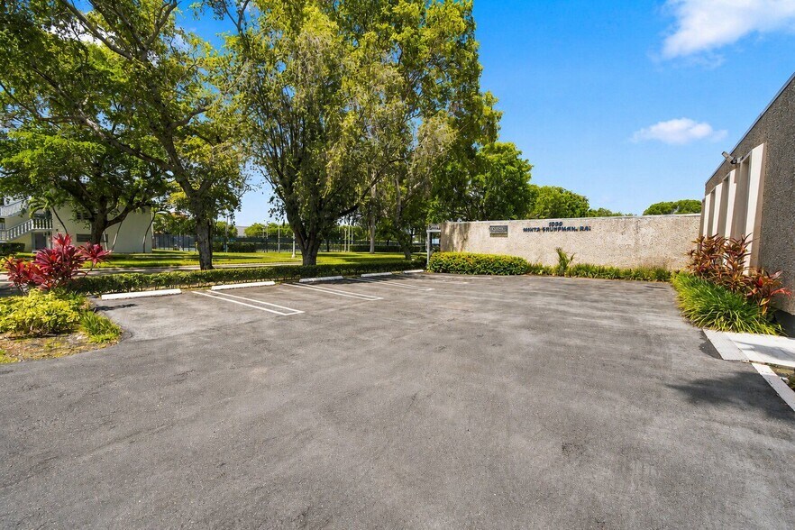 More Photos Of Sans Souci Blvd, Miami Office For Sale
