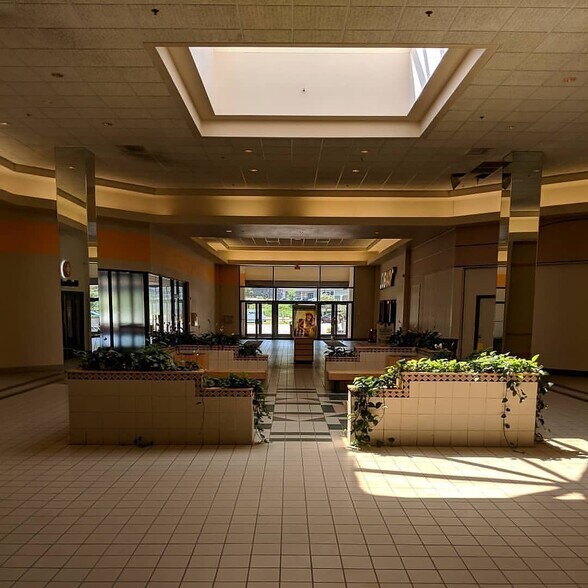 More Photos Of 96 Daniel Webster Hwy, Belmont General Retail For Lease