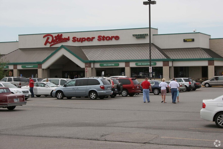 More Photos Of 7707 E Central Ave, Wichita Supermarket For Lease