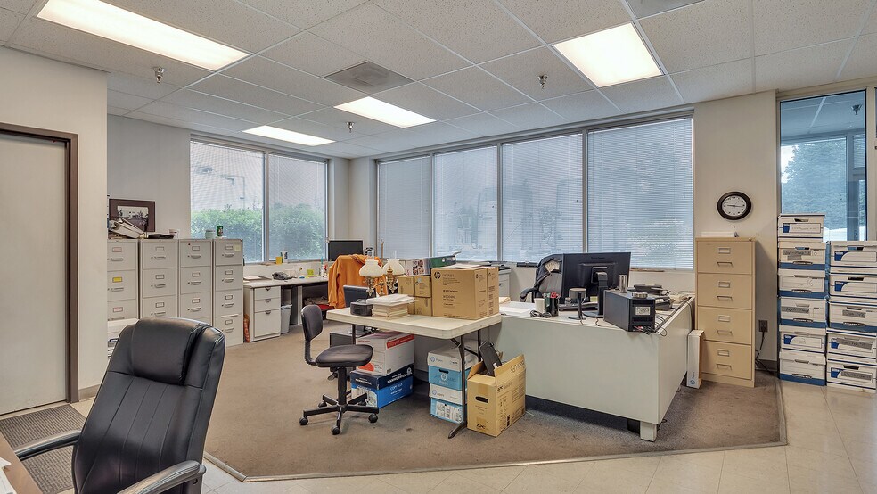 More Photos Of 7025 N Leadbetter Rd, Portland Service For Lease