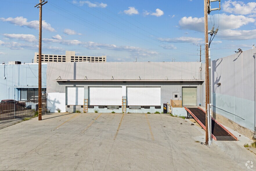 More Photos Of 1601 Perrino Pl, Los Angeles Manufacturing For Lease