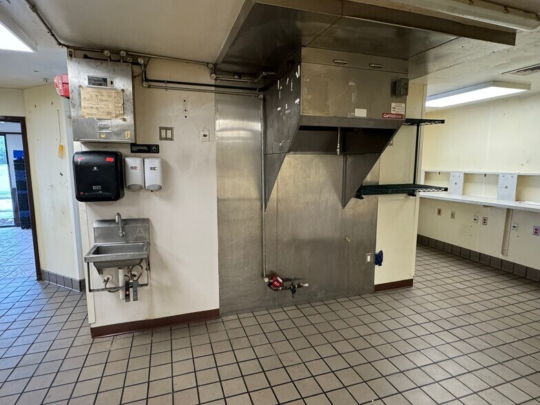 More Photos Of 6120 Grand Ave, Des Moines Restaurant For Sale