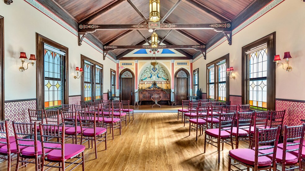 More Photos Of 119 E 37th St, Savannah Restaurant For Sale