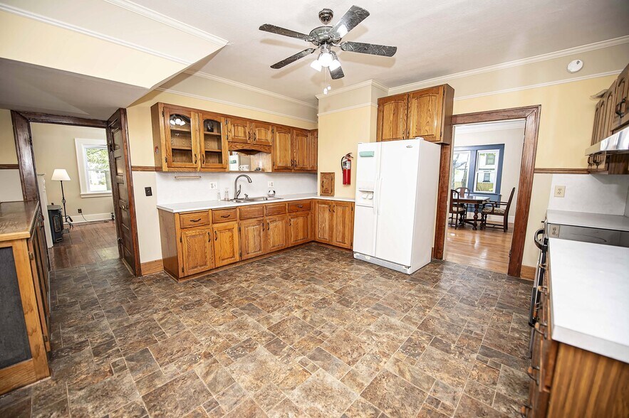 More Photos Of 1348 E Cherry St, Springfield Office For Lease