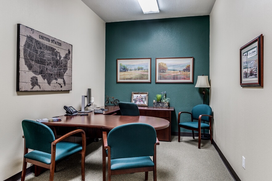 More Photos Of 230 E Ovilla Rd, Red Oak Office For Lease