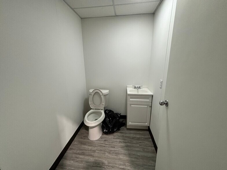 More Photos Of 2570 Berner St, Fort Worth Service For Sale