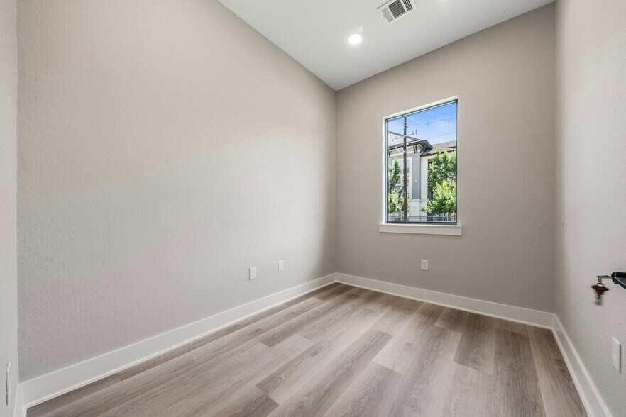 More Photos Of 213 Bella Katy Dr, Katy Medical For Lease