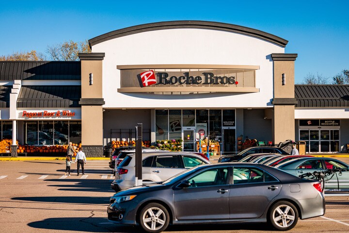 Primary Photo Of 179-233 Broad St, Bridgewater General Retail For Lease