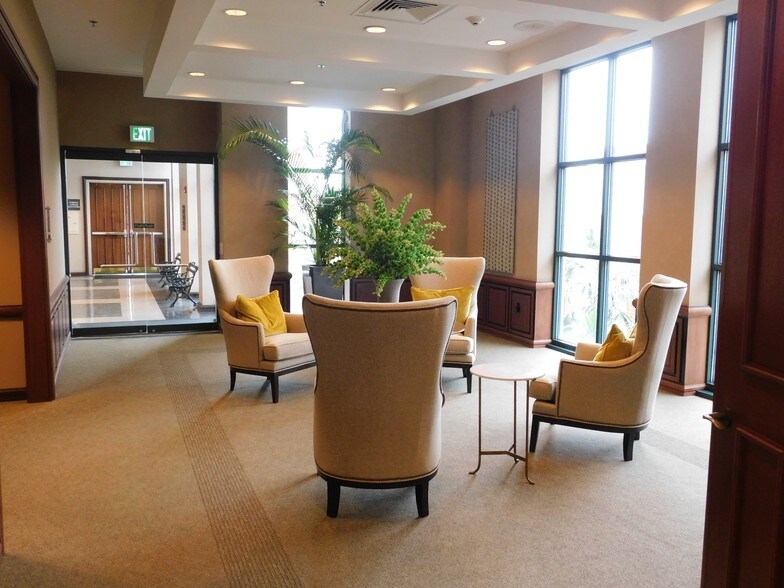More Photos Of 211 King St, Charleston Office For Lease