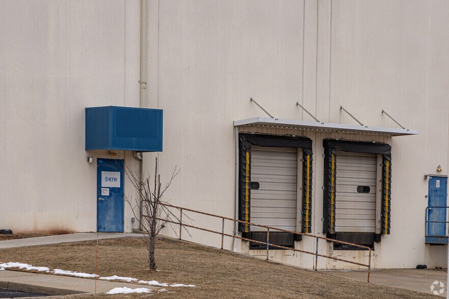 More Photos Of 600 Apgar Dr, Somerset Warehouse For Lease