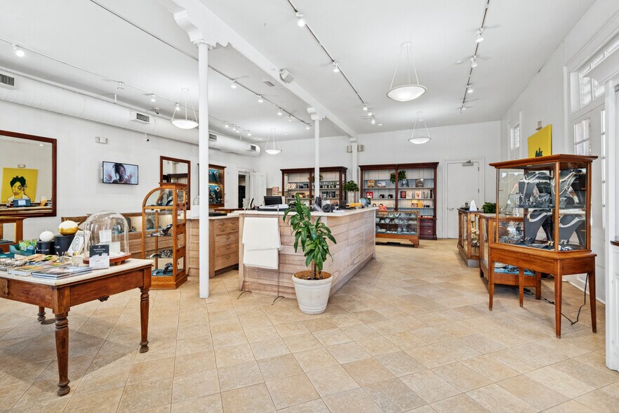 More Photos Of 3801 Magazine St, New Orleans Freestanding For Sale