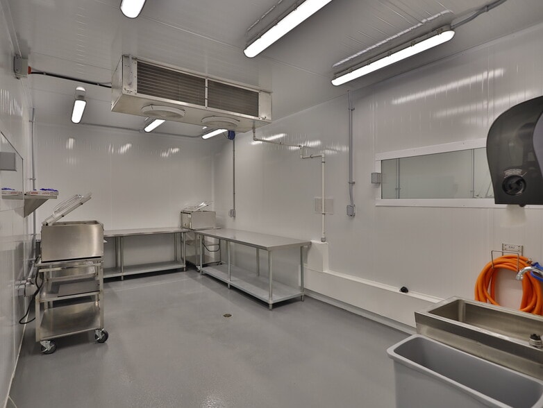 More Photos Of 333 Ch Brosseau, Cowansville Industrial For Lease