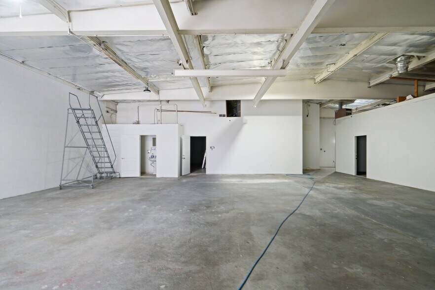 More Photos Of 21328 Hart St, Canoga Park Warehouse For Lease