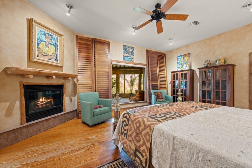 More Photos Of 3911 Lago Vista Dr, Austin Apartments For Sale