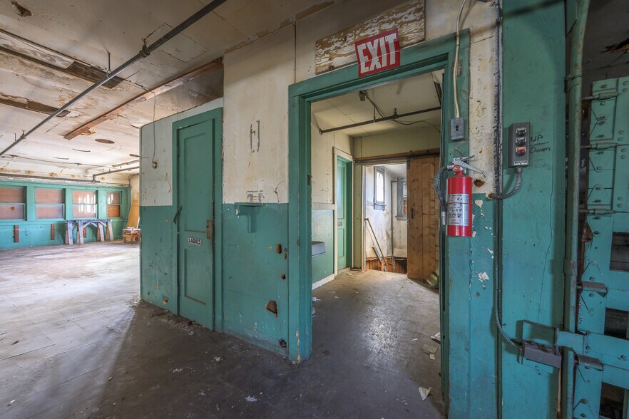 More Photos Of 515 Columbia St, Hudson Warehouse For Sale