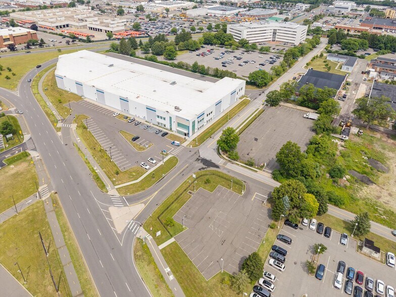 More Photos Of 107 Charles Lindbergh Blvd, Garden City Land For Lease