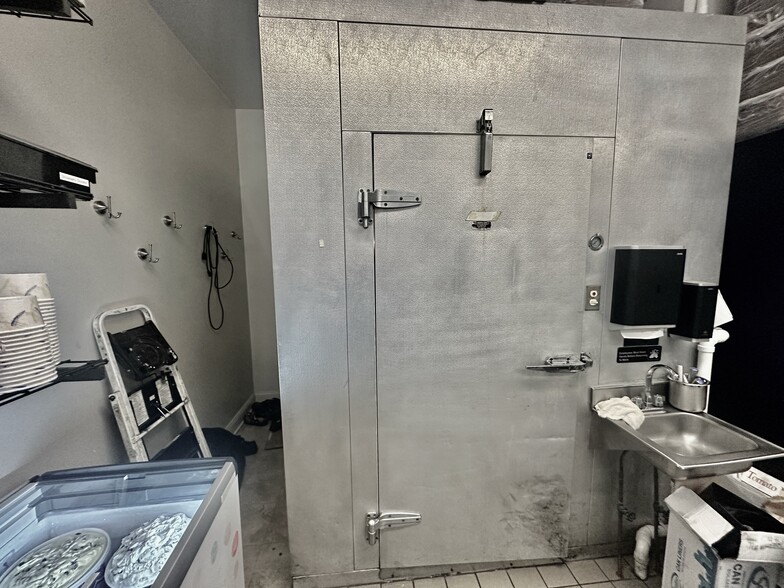 More Photos Of 136 Hamilton Ave, Greenwich Storefront Retail Residential For Lease