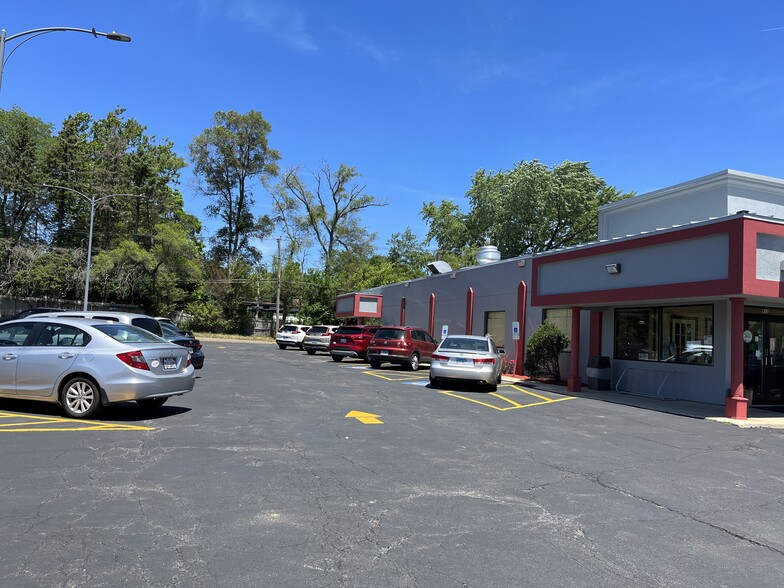More Photos Of 921-925 E Roosevelt Rd, Wheaton Storefront For Lease