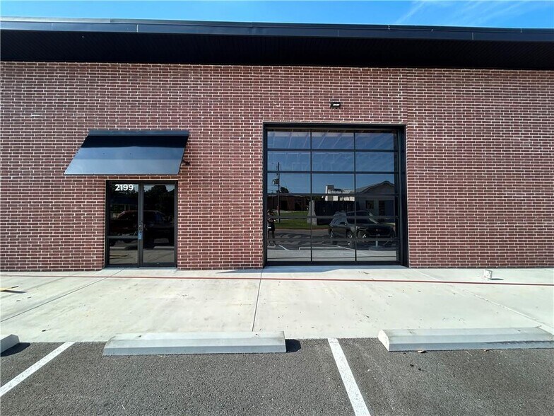 More Photos Of 2199 Main Dr, Fayetteville Flex For Lease