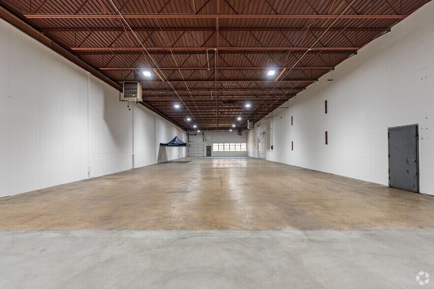 More Photos Of 712-740 W Mockingbird Ln, Dallas Warehouse For Lease