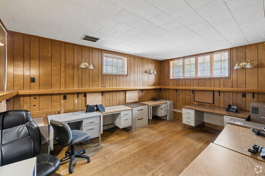 More Photos Of 262 Main St, Madison Veterinarian Kennel For Sale