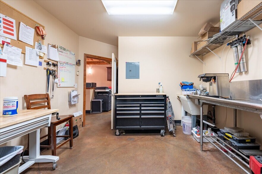 More Photos Of 1502 Minnie St, Fairbanks Industrial For Sale