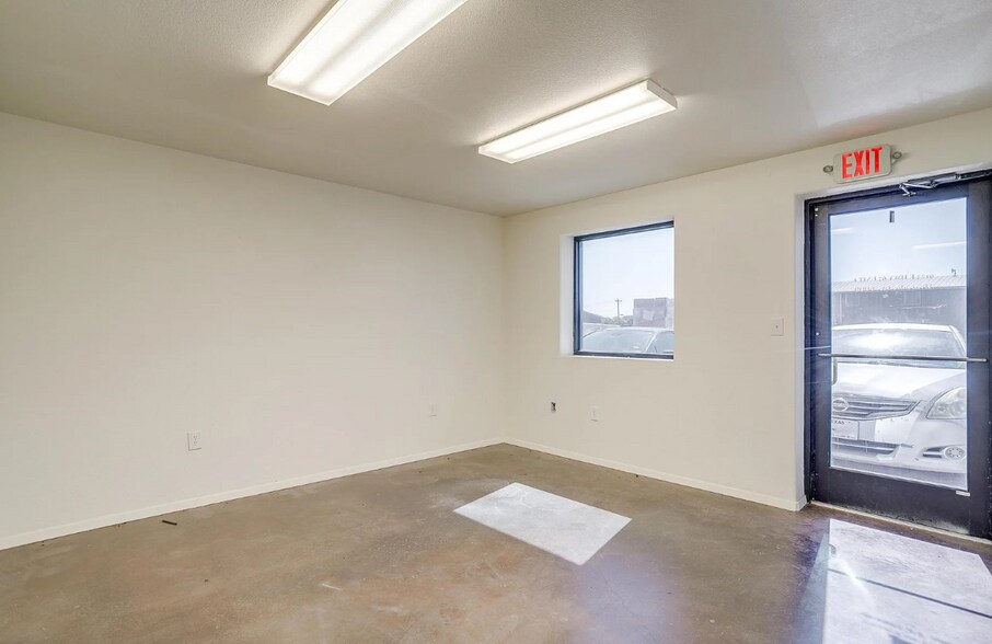 More Photos Of 9115 East Highway 67, Alvarado Showroom For Lease