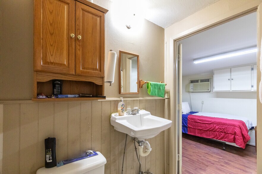 More Photos Of 711 S 3rd Ave, Munday Warehouse For Sale