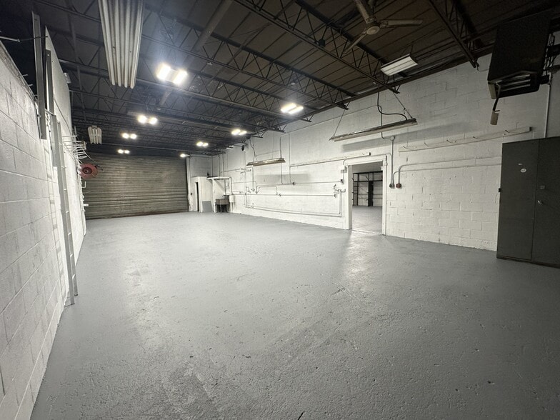 More Photos Of 54 Union Ave, Ronkonkoma Warehouse For Lease