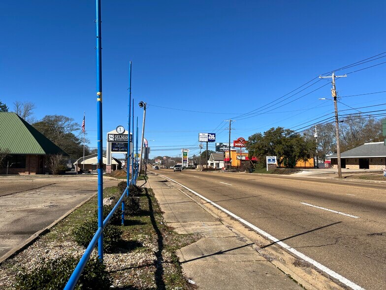 More Photos Of 1300 Delaware Ave, Mccomb Light Distribution For Sale