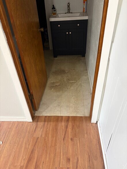 More Photos Of 300 Aspen ln, Van Light Distribution For Lease