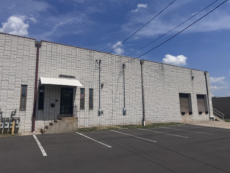 More Photos Of 3950 Nebraska St, Levittown Warehouse For Lease