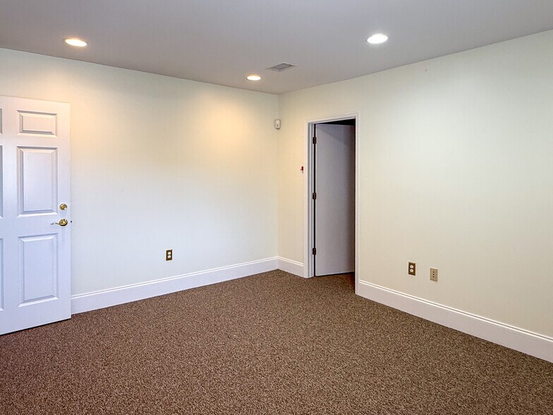 More Photos Of 11 Isabella St, Charleston Flex For Lease