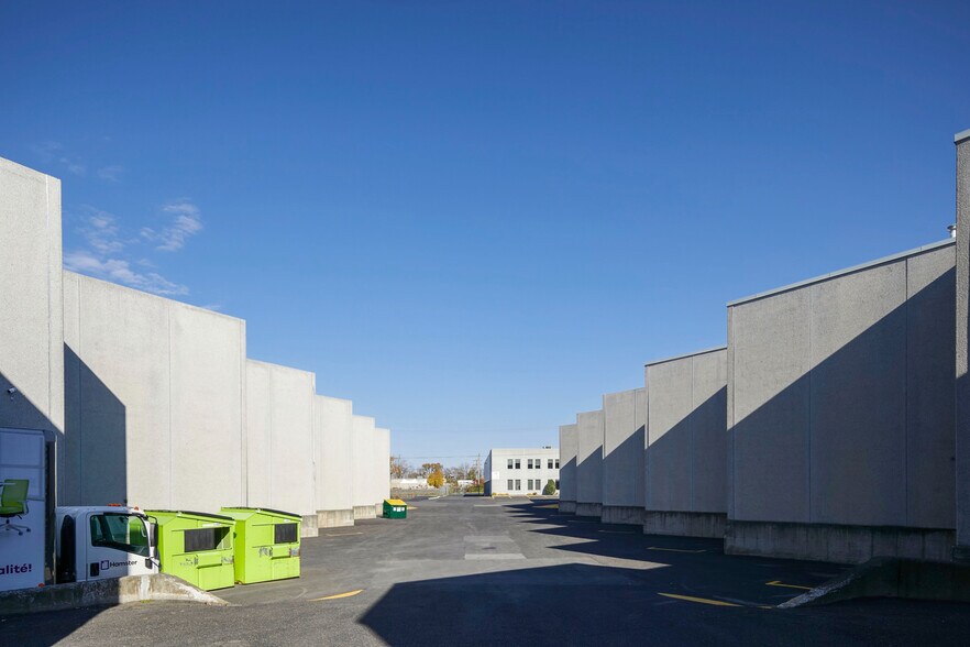 More Photos Of 2156-2168 Rue de la Province, Longueuil Light Distribution For Lease