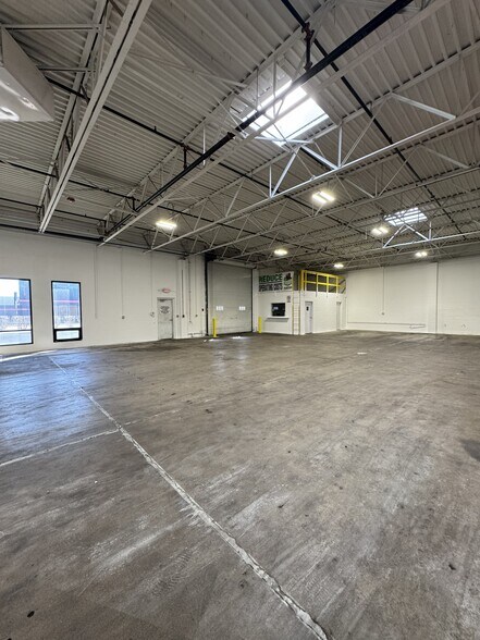 More Photos Of 1000 Lively Blvd, Elk Grove Village Warehouse For Lease