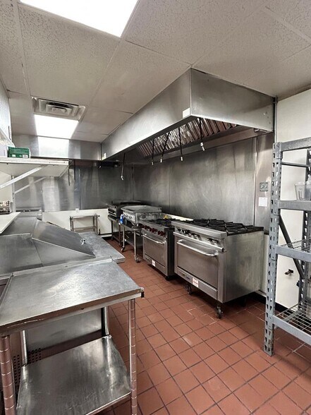 More Photos Of 1613 W Broadway St, Andrews General Retail For Sale