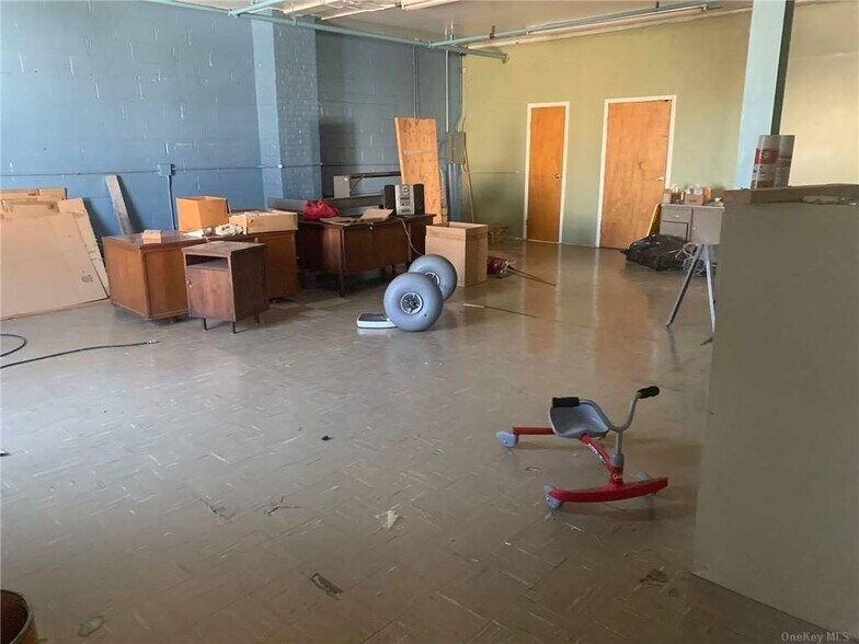 More Photos Of 504 Cherry Ln, Floral Park Warehouse For Lease